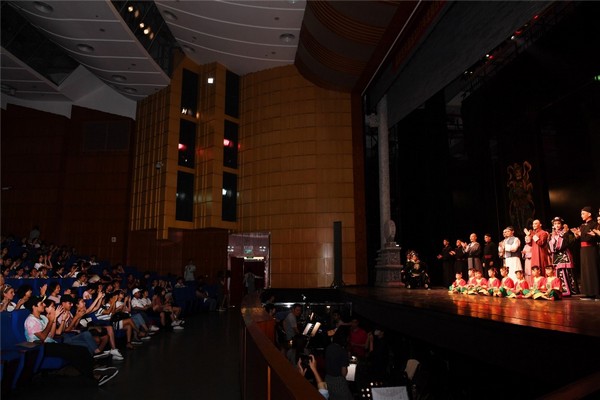 演出结束后一众演员谢幕 演出结束后一众演员谢幕