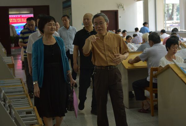 1.省文化和旅游厅党组成员、省纪委监委驻省文化和旅游厅纪检监察组组长陈小娟(左)到省立中山图书馆调研.jpg