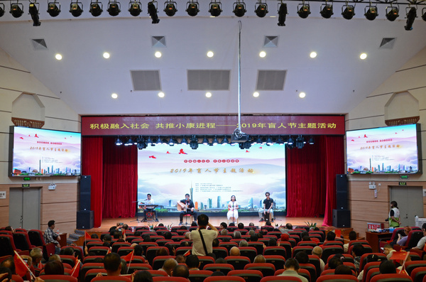 3.由盲人音乐爱好者组建的曙光乐队表演爱国歌曲.JPG