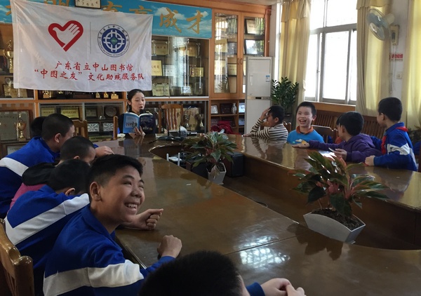 6.视障儿童愉快地参与“听·爱故事会”.JPG