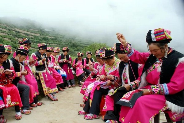图6 国家级非物质文化遗产代表性项目:羌族刺绣(摄影:王师勇).jpg