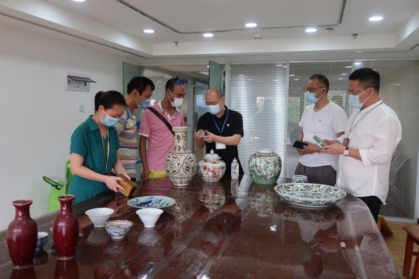 2020年6月30日全天,广东省文物鉴定站面向社会开展民间收藏文物咨询鉴定工作。全天共有18位藏友携带84件文物及复仿制品前往咨询鉴定。.jpg