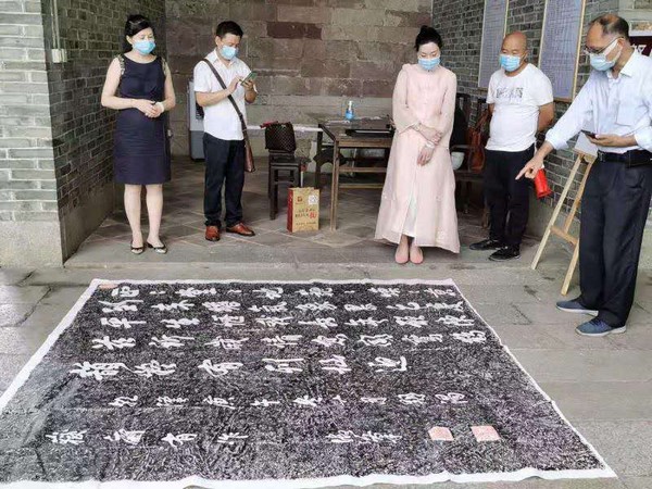2020年7月3日上午,广东省文物行业协会在广州市文物保护单位小蓬仙馆开展民间收藏文物咨询鉴定服务。2小时共鉴定藏品35件(套),其中文物8件(套)。.jpg