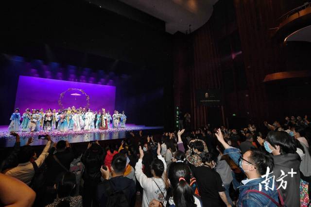 上海场《白蛇传·情》演出圆满成功,赢得观众喝彩。 薛才焕 摄