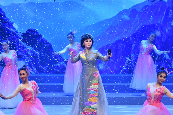 汉曲《沁园春·雪》 表演:李仙花.jpg