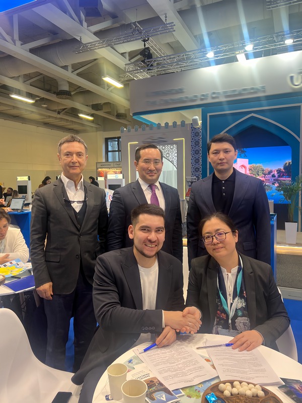 第三张:哈萨克斯坦曼吉斯套州旅游局与博彩网站海外推广中心签约现场.JPG