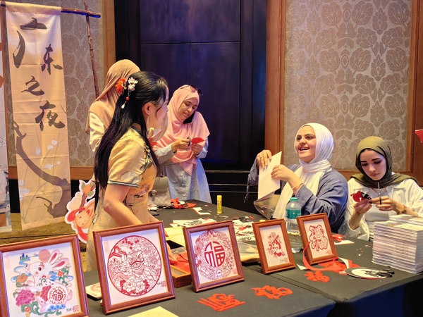 非遗项目现场互动(广东剪纸).jpg
