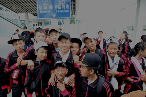 定向班的少数民族学生到达广州新白云机场.JPG