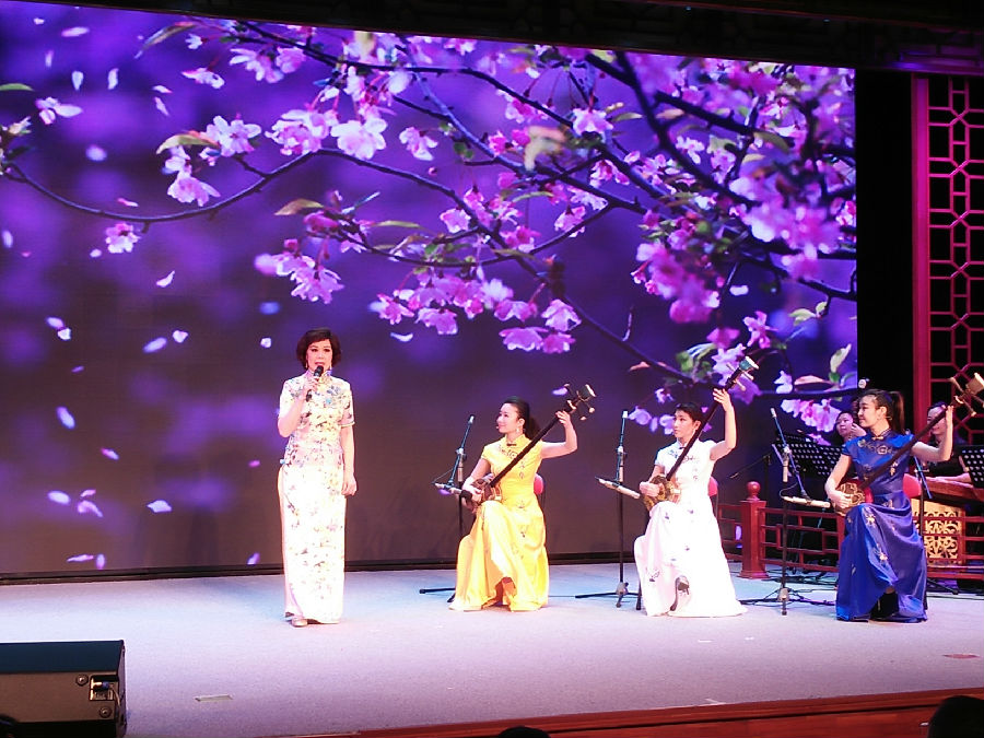 广东南音演唱《萝岗香雪》演唱:何萍,伴唱:杨曼、杨倩、杨苗.jpg